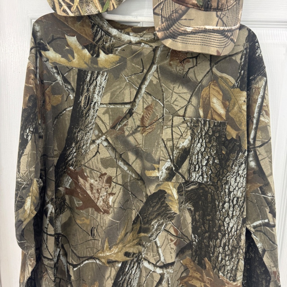 Realtree Hardwoods Camo Long Sleeve Pocket Tee Shirt and Hat Bundle Set Mens